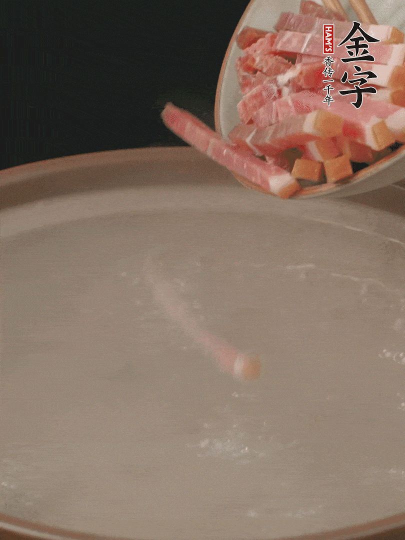 金字火腿切絲，熱水下鍋，放火腿燉煮15分鐘。