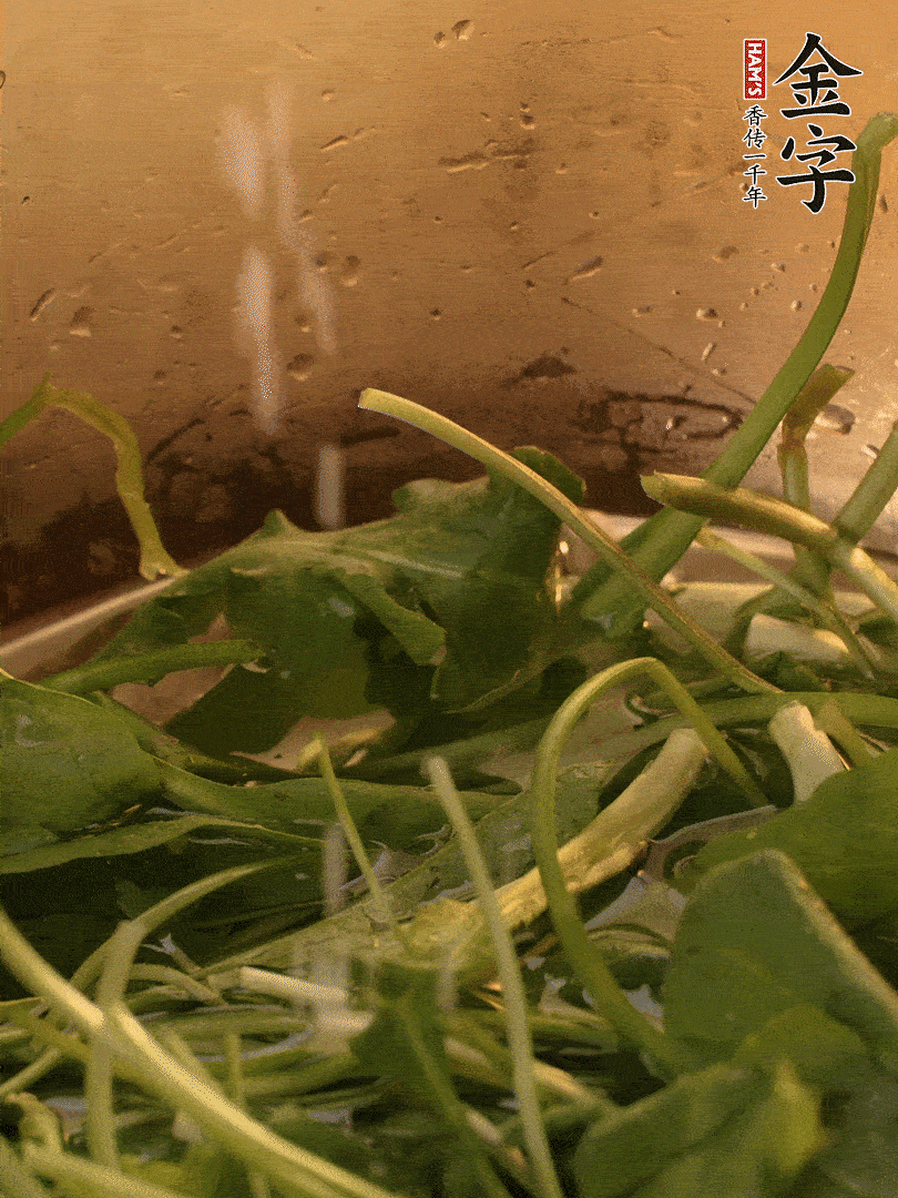 薺菜去掉根部，加小蘇打、鹽熱水沸騰燙軟。