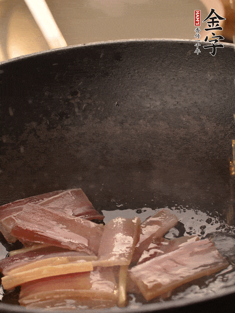 再下春筍繼續(xù)翻炒。