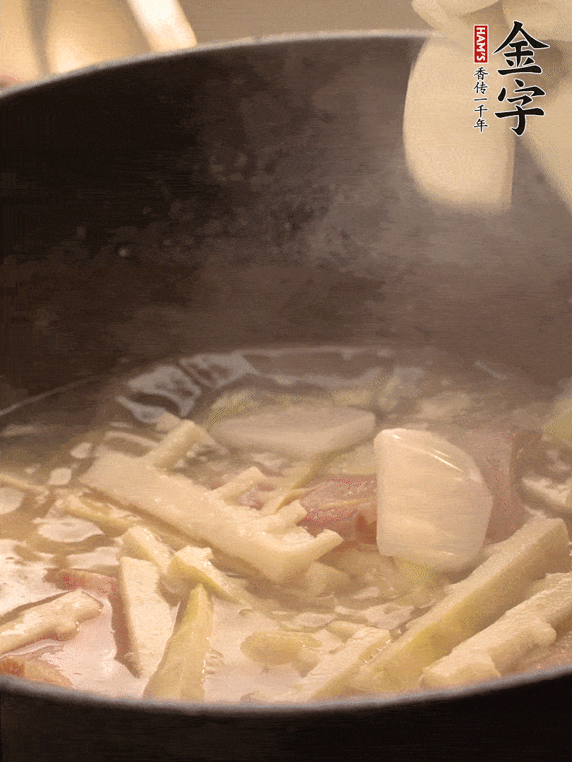 加一點開水后，放年糕燜2分鐘至軟。