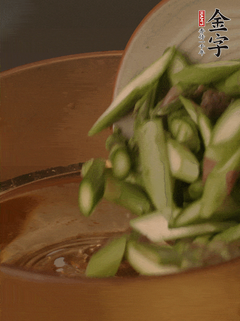 蘆筍、白玉菇焯水30秒備用。