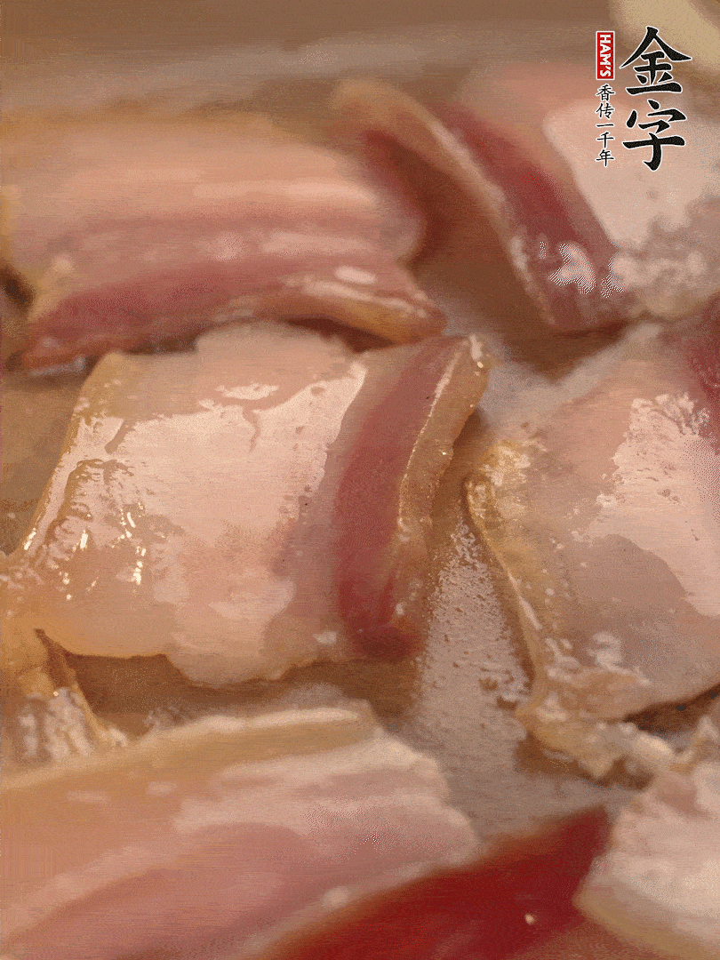 鍋中熱油煸香大蒜、咸肉。