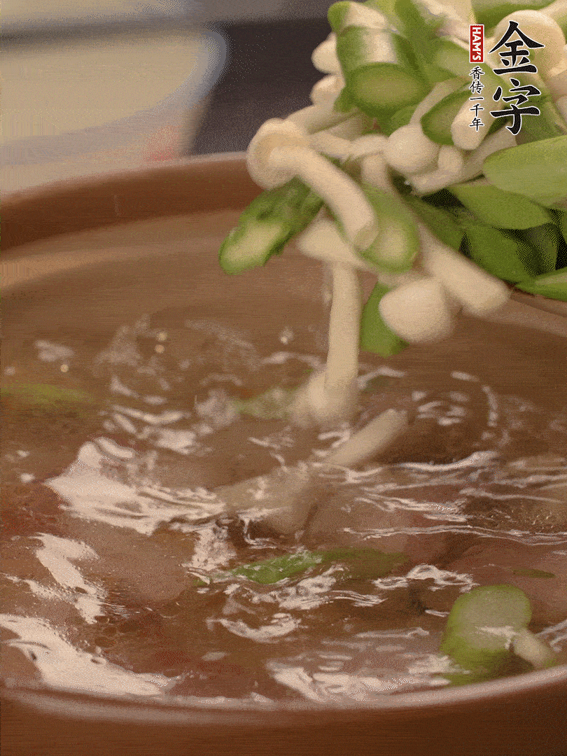 咸肉肥肉部分變透明時，加清水，放蘆筍、白玉菇大火煮開。