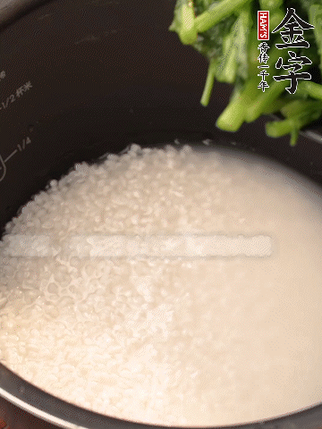 茼蒿、香腸放入浸泡好的大米，水沒過大米半指煮熟。