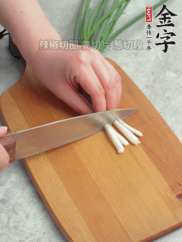 切好的咸肉鋪在碗邊，然后把千張放在中間。