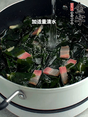 放入泡發(fā)好的裙帶菜翻炒一下，加適量清水燉煮。