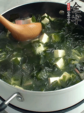 煮到沸騰后，再放入豆腐蓋蓋子煮3分鐘。