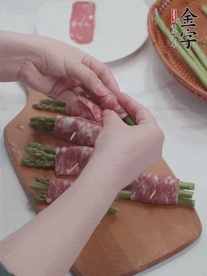 蘆筍切小段，蘆筍段用金字培根火腿卷起。