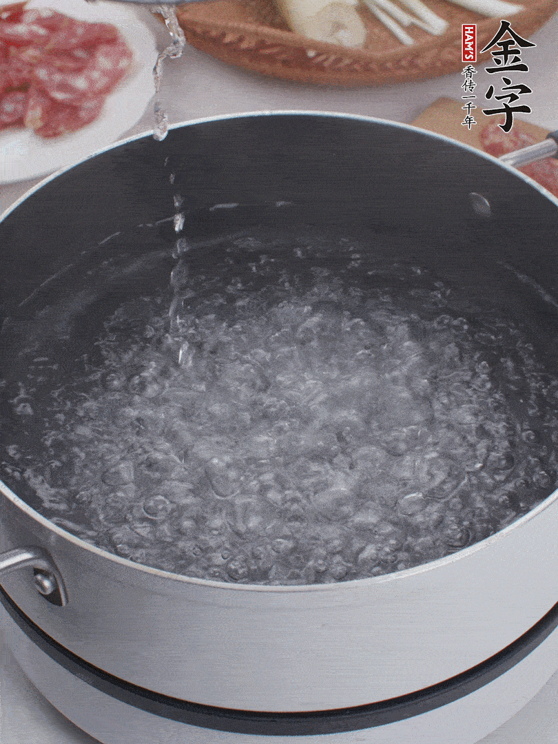 春筍去殼切片，焯水3分鐘。