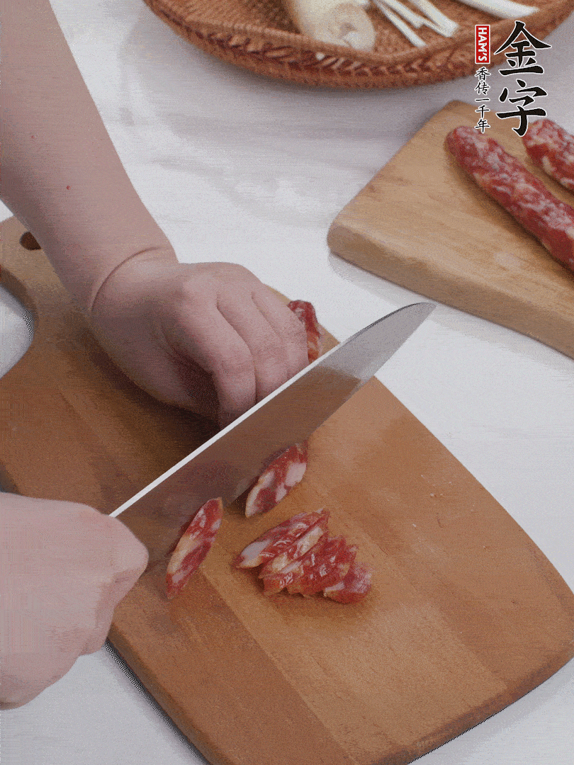 金字香腸切薄片。