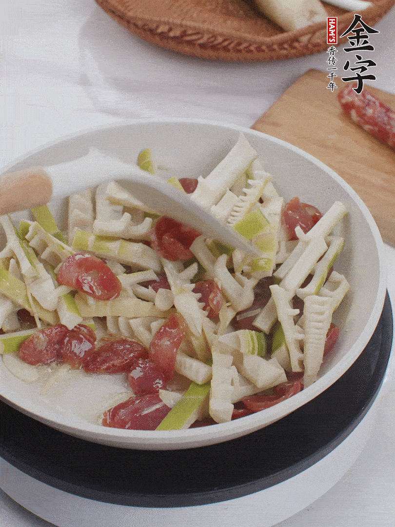 下春筍翻炒均勻，一小撮鹽調(diào)味。