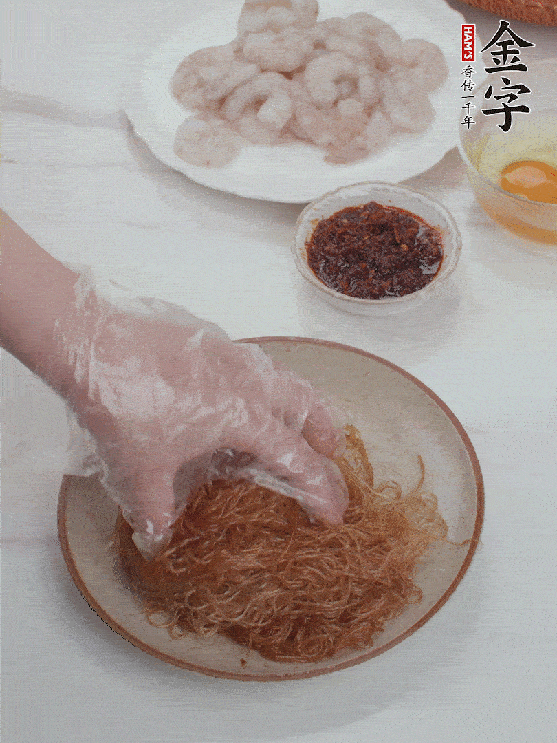 粉絲泡軟后，入沸水煮10秒，撈出后加1/2勺老抽、1/2勺食用油挑松。