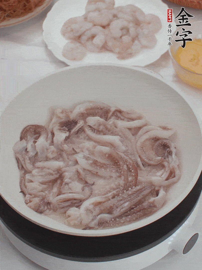 蝦仁、魷魚滑油，蛋液炒制半熟。