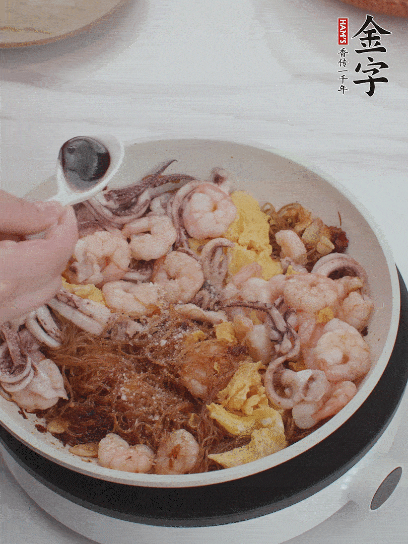 放1/3勺鹽、1/3勺雞精、1/3勺糖、2/3勺生抽調(diào)味。