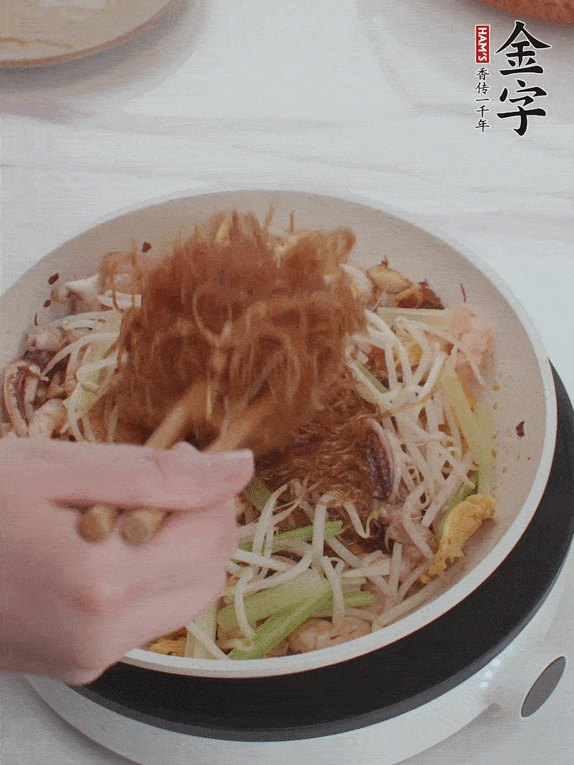 放焯好水的香芹、豆芽翻炒挑松。