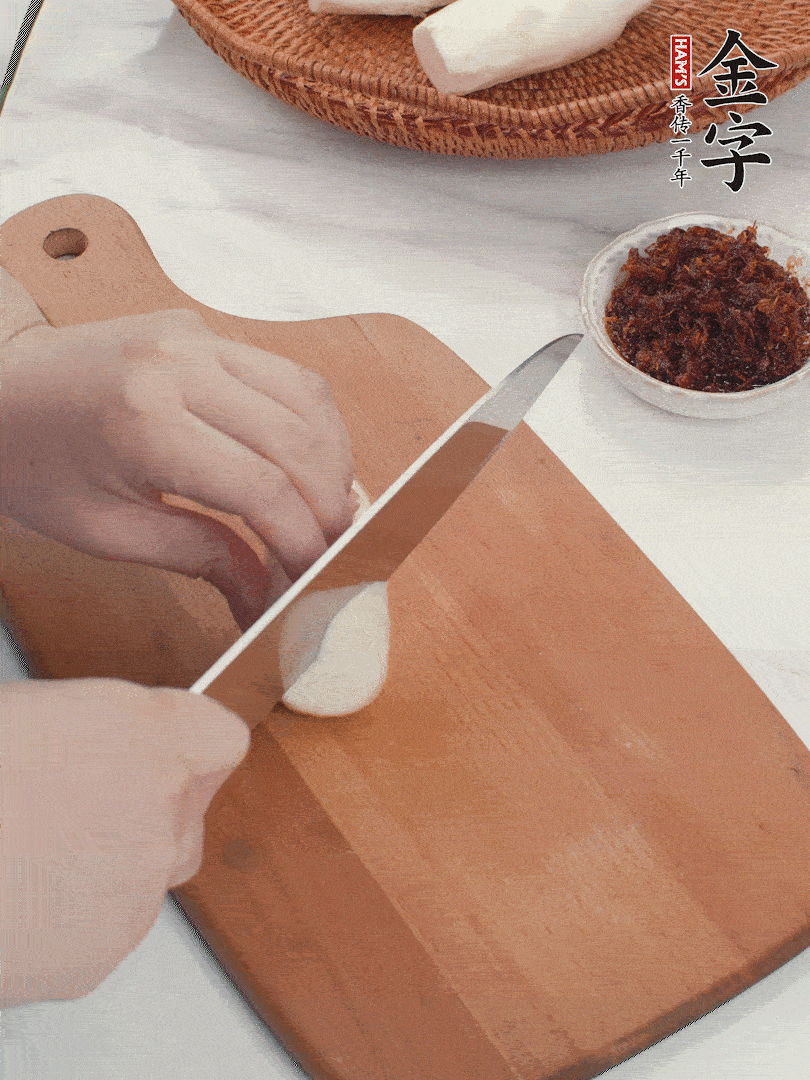 茭白剝殼，洗凈后切滾刀塊。