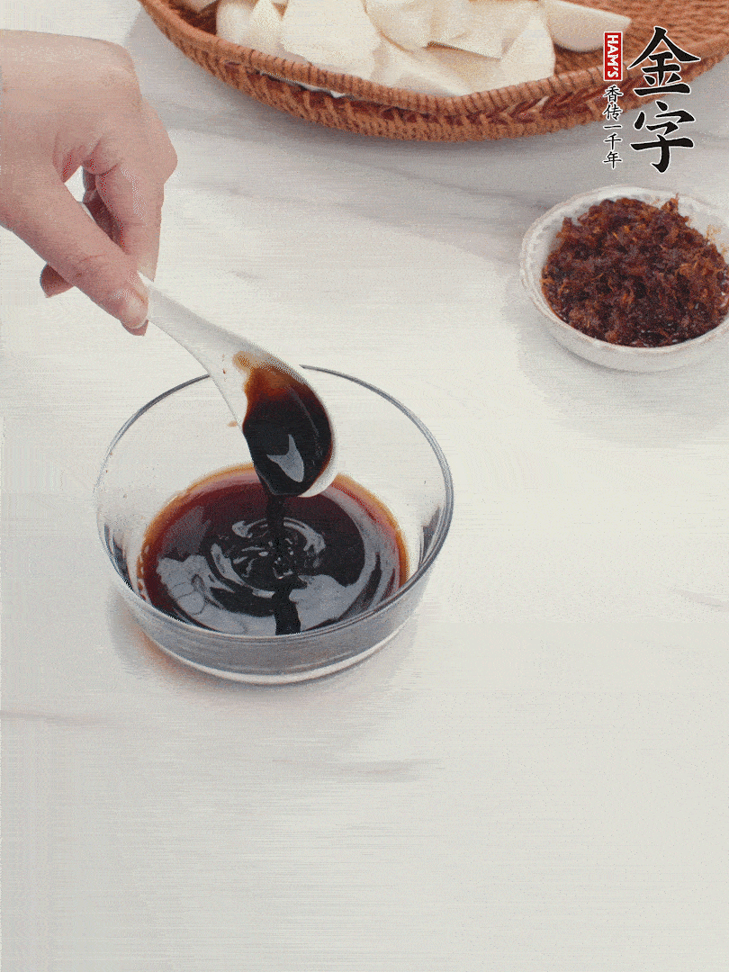 將生抽、老抽、黃酒和白砂糖在小碗里調(diào)成味汁。