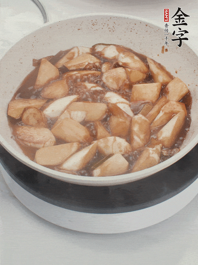 待茭白煸到微微發(fā)黃加入調(diào)好的味汁翻炒。加一小碗清水蓋蓋子燜3-4分鐘。