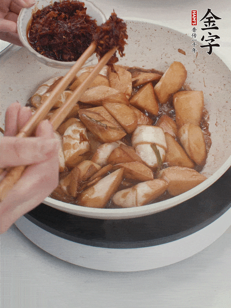 湯汁收濃，加金字火腿XO醬翻炒均勻。