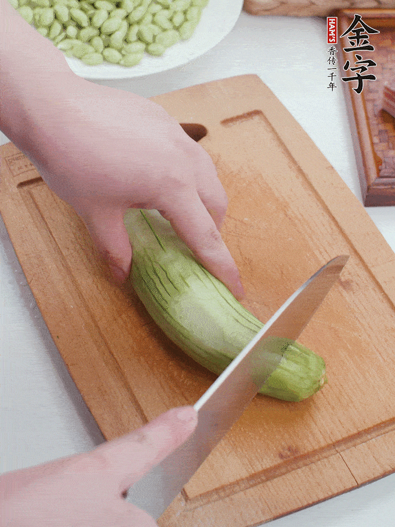 絲瓜去掉外皮，去掉兩端，切成滾刀塊。