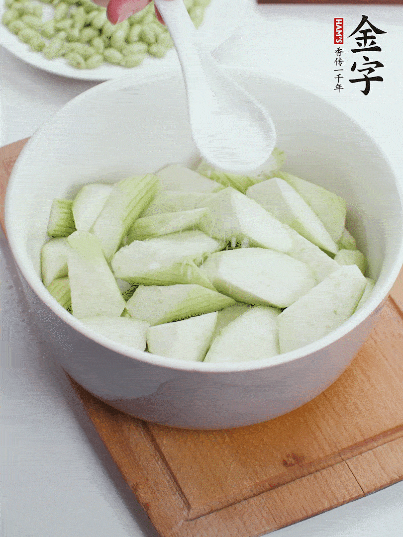 水中加1勺鹽浸泡，防止變黑。