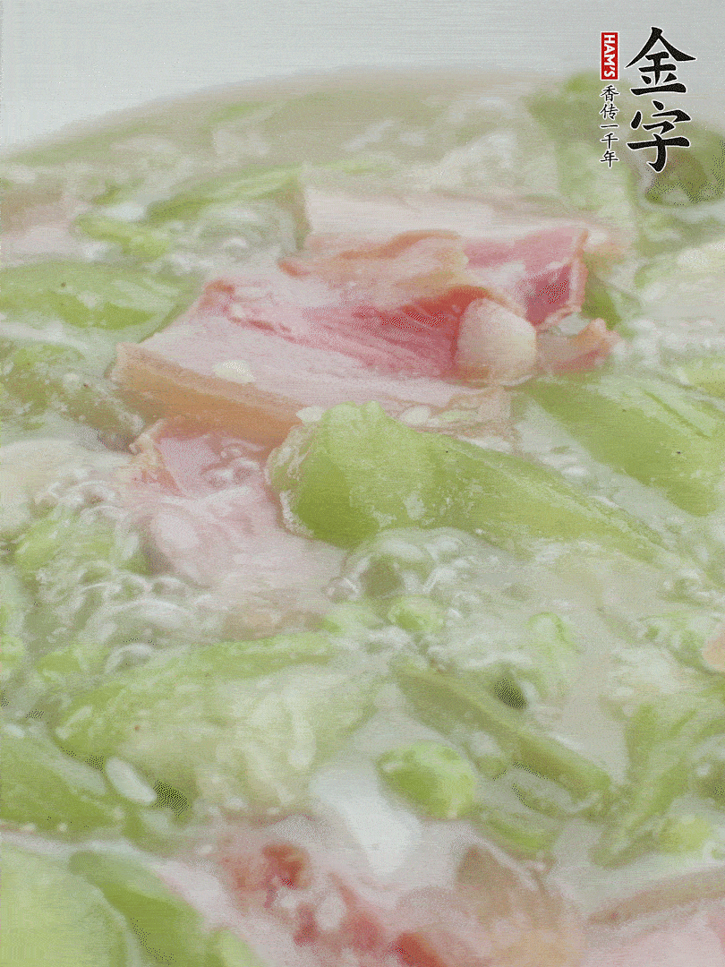 加一點(diǎn)熱水、白胡椒粉、雞精翻炒1分鐘。