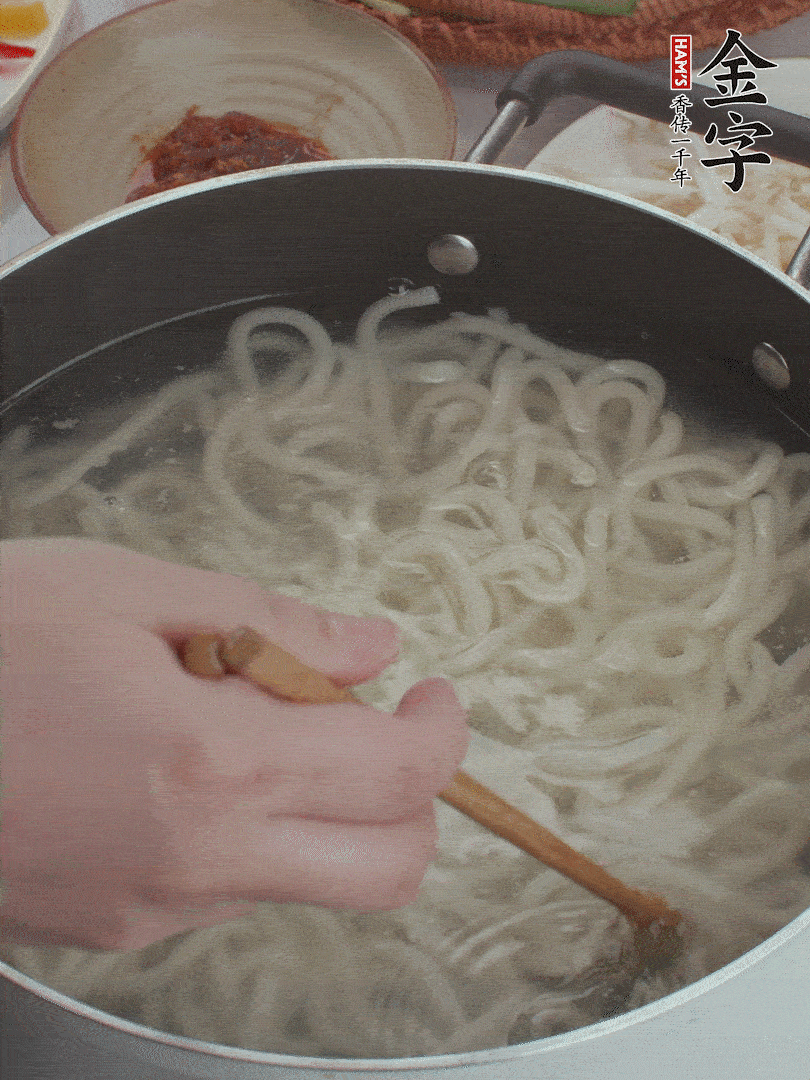 鍋中水煮沸，下烏冬面焯5秒鐘，撈出瀝干。