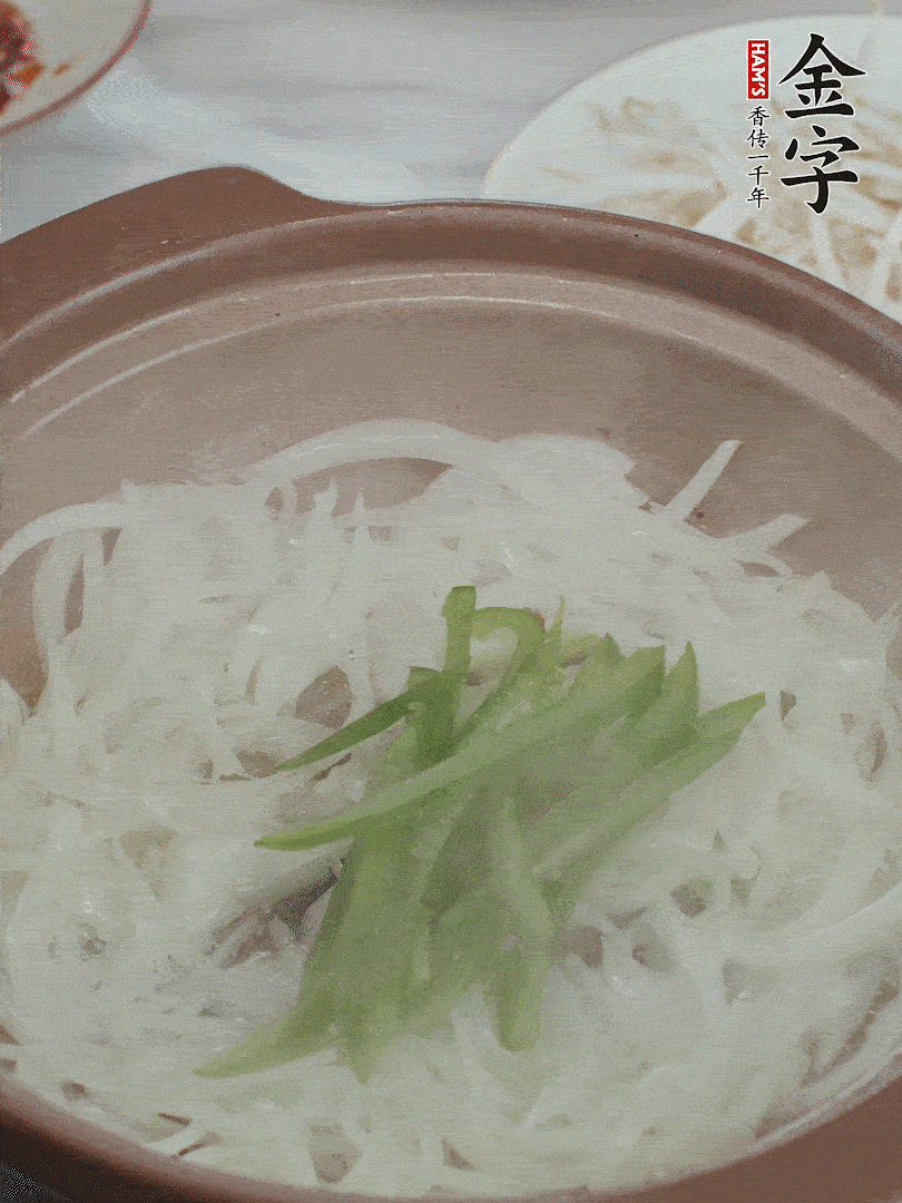 放烏冬面、青紅椒、豆芽。