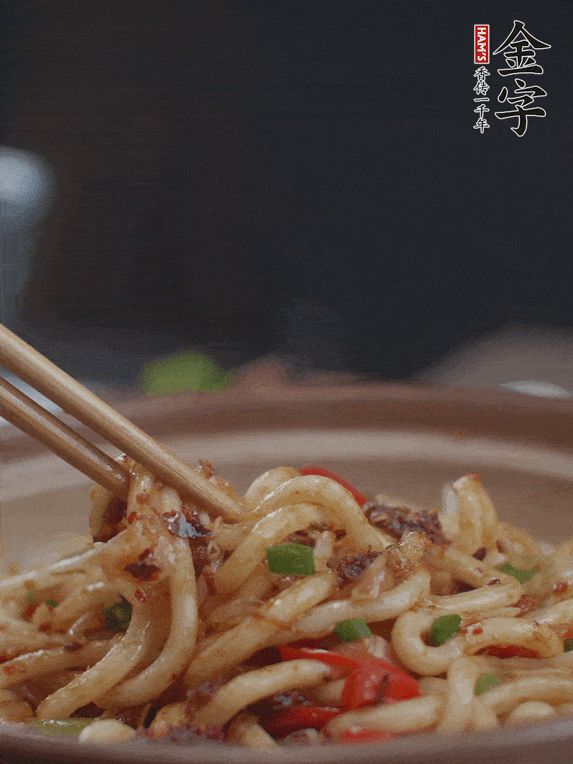 一小撮鹽調(diào)味。最后可以點(diǎn)綴香蔥段。