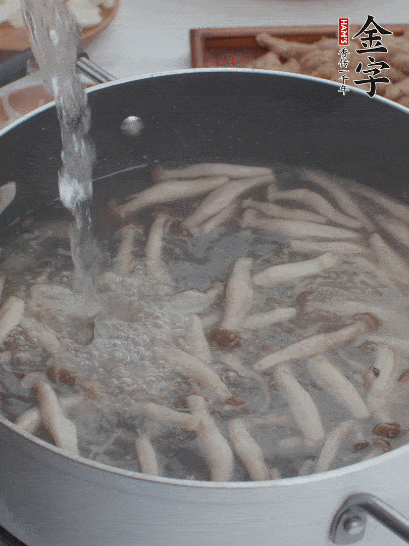 油熱爆香大蔥、蒜末，下蟹味菇炒軟，放清水。