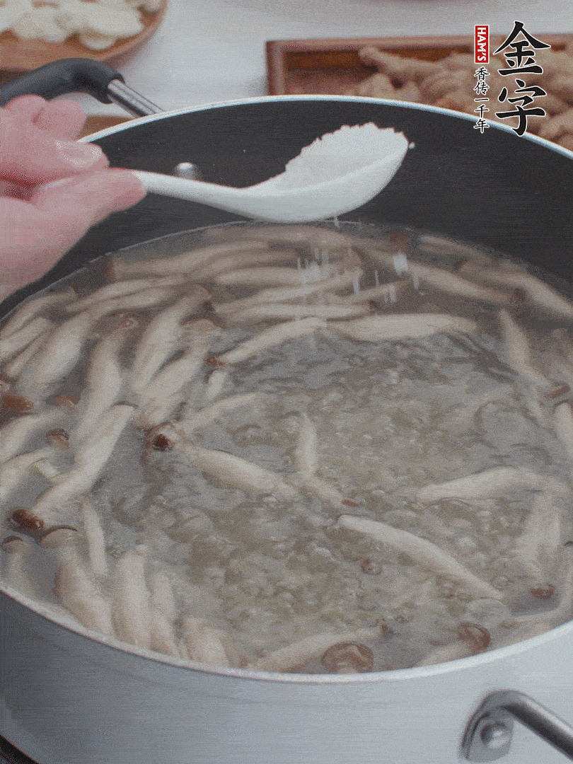 1勺鹽、一點(diǎn)胡椒粉調(diào)味。