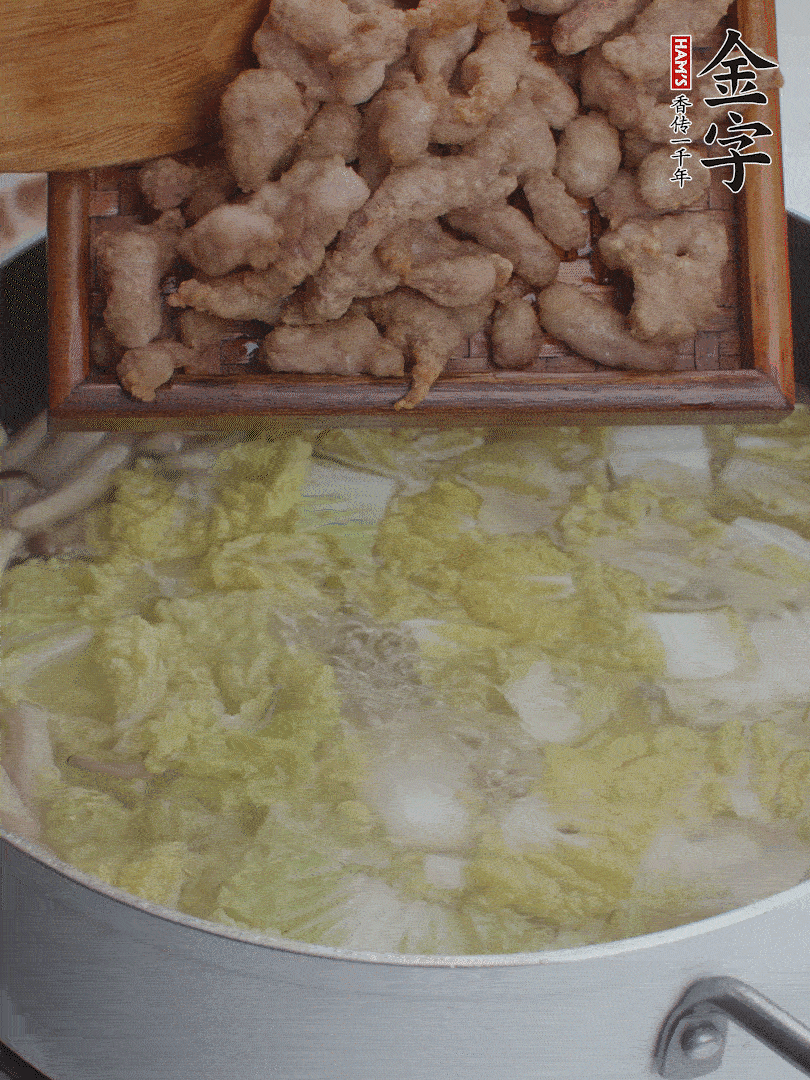 水開后煮10分鐘，下娃娃菜、小酥肉煮3分鐘。