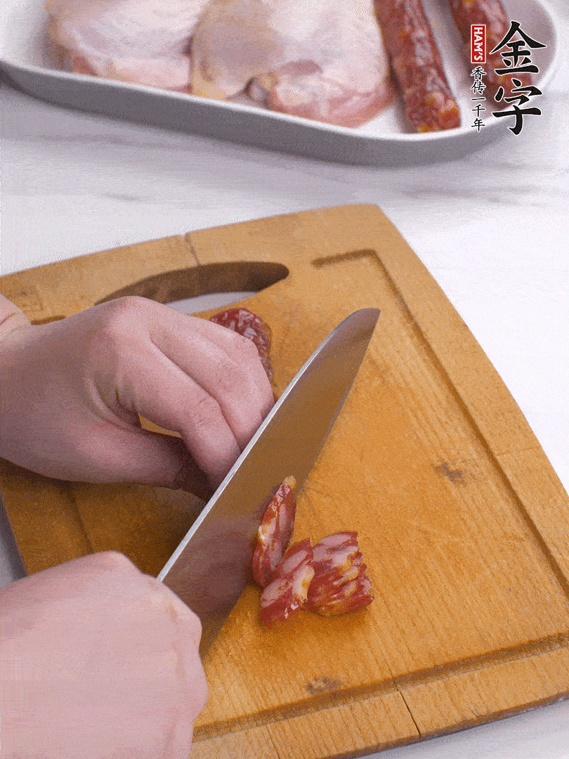 雞大腿去皮去骨切成塊，金字香腸切片，干香菇泡發(fā)切片，小蔥切蔥花。