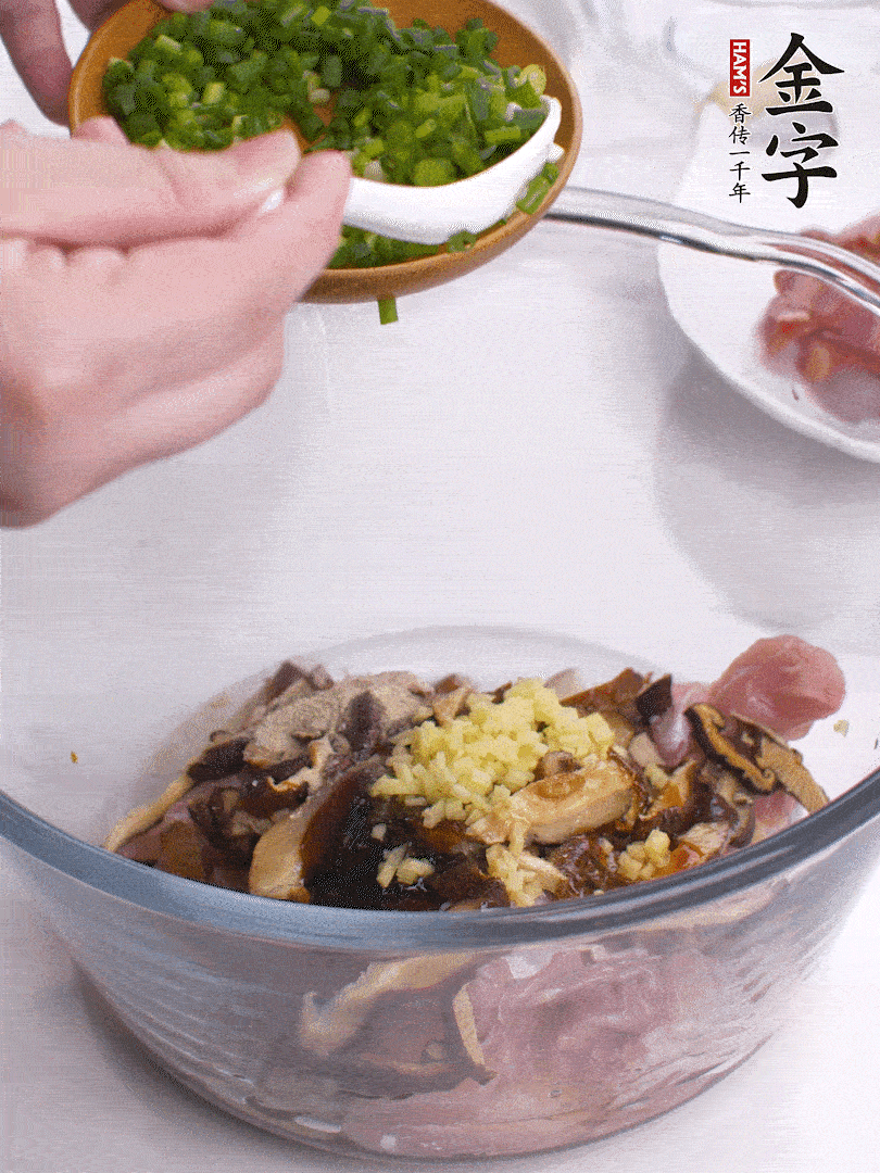 雞肉、香菇混合，加清水1/3杯、料酒1勺、蠔油1勺、鹽1勺、糖1/4勺、白胡椒1/4勺、食用油1勺、香油1/4勺、姜末、蔥花，攪拌均勻腌制2小時。