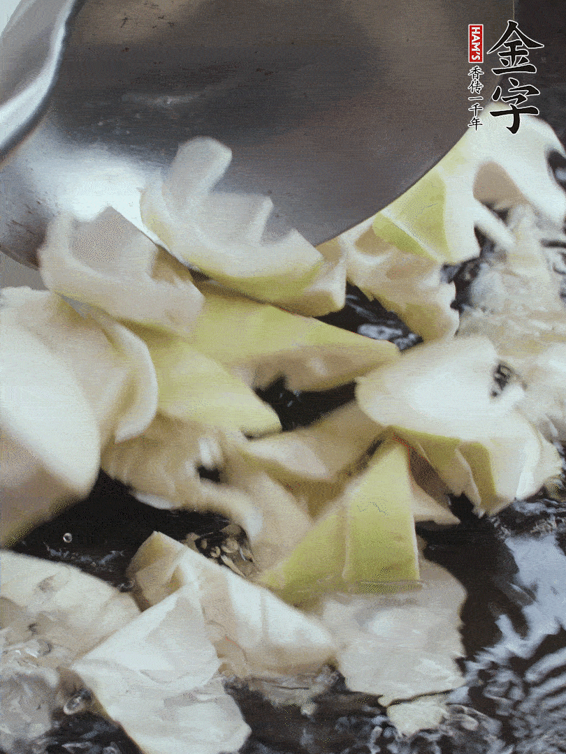 新鮮春筍去老根，剝殼切滾刀塊焯水去澀。