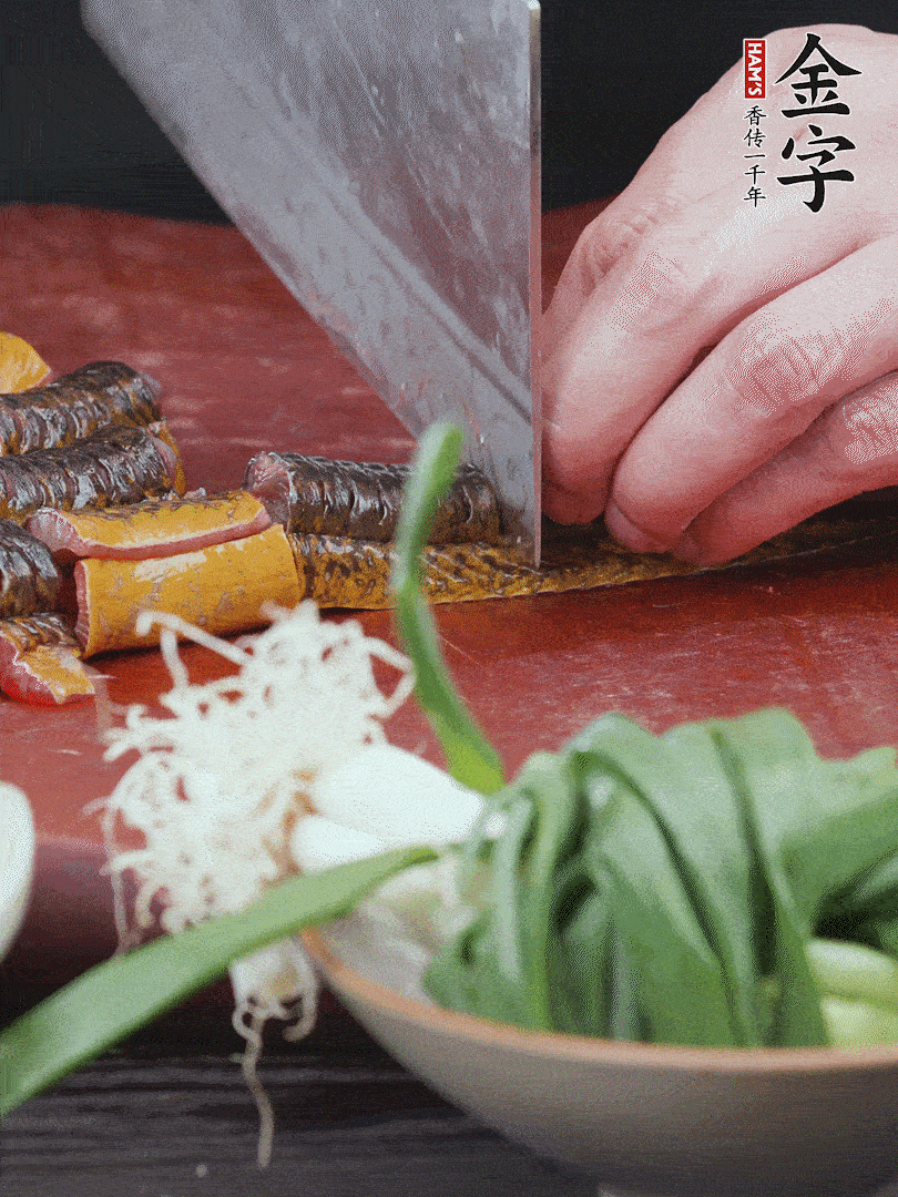 黃鱔去內(nèi)臟洗凈，切花刀斬段。沸水下鍋，加黃酒焯水去血沫。