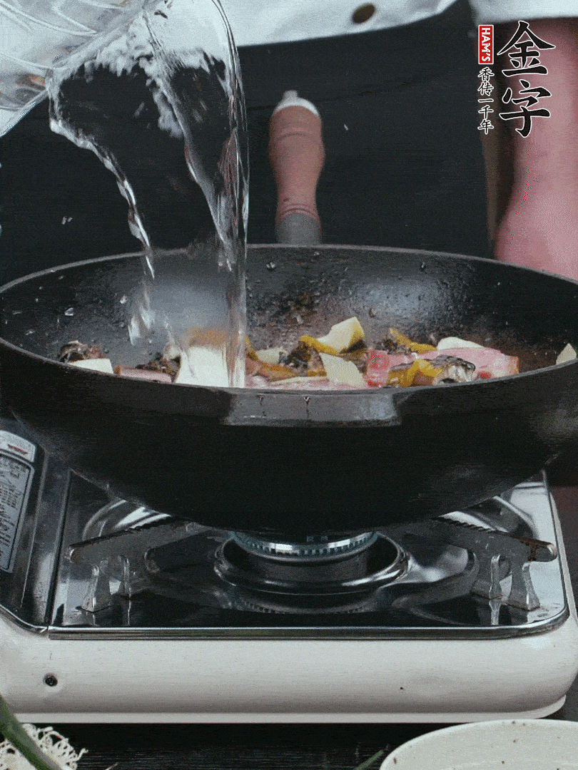 加適量黃酒，倒清水沒過。