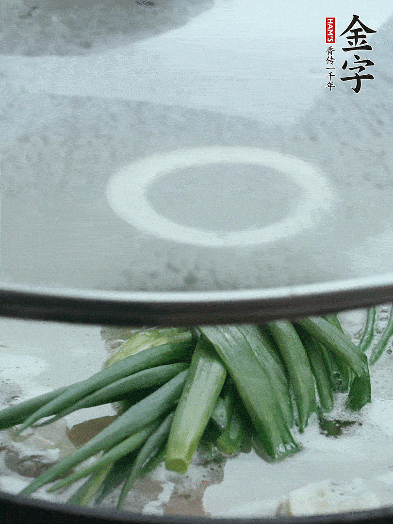 加蔥結(jié)去腥，大火開后中火燒20分鐘。