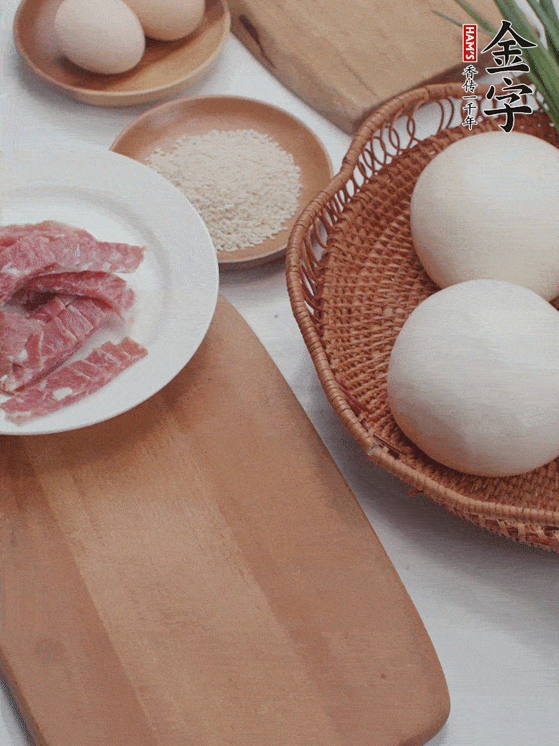 金字培根火腿切小片；饅頭、洋蔥切??；香蔥切丁。