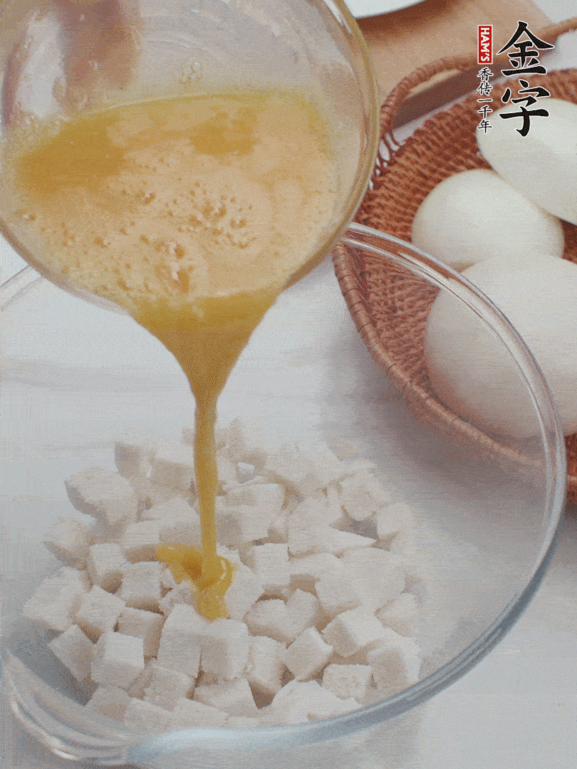 切碎的饅頭丁加入1/3蛋液拌勻。