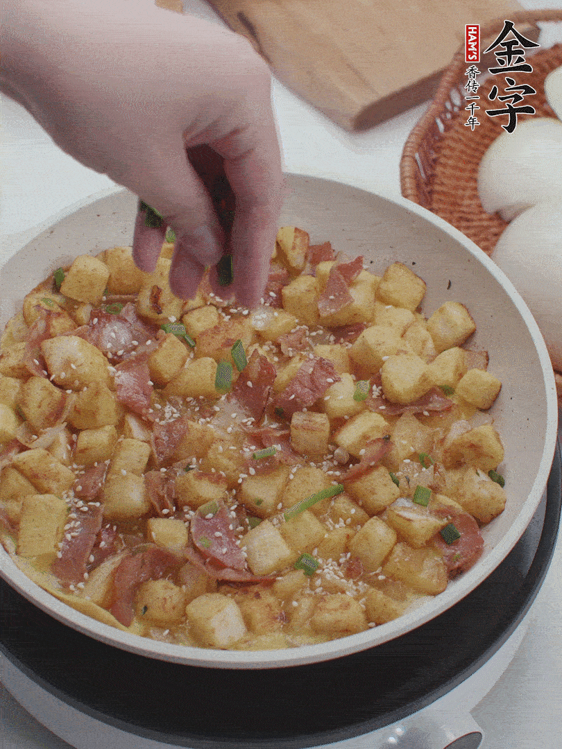 淋入剩余蛋液，蛋液凝固，撒上蔥綠和熟芝麻。