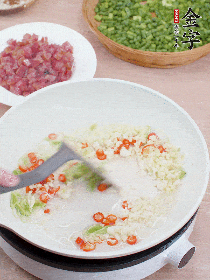 鍋中熱油，蔥姜蒜、小米辣煸香。