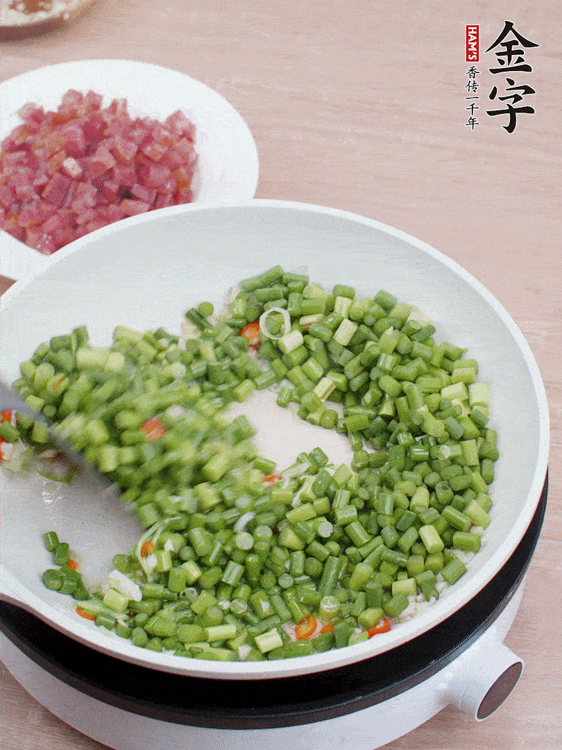 下蒜苔丁、一點(diǎn)鹽翻炒。