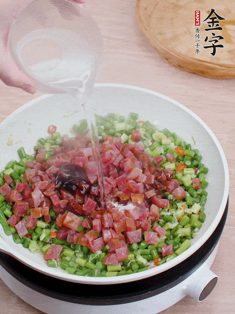 放香腸丁、1勺老抽、1勺蠔油、1/3勺白糖、少許清水炒至斷生。