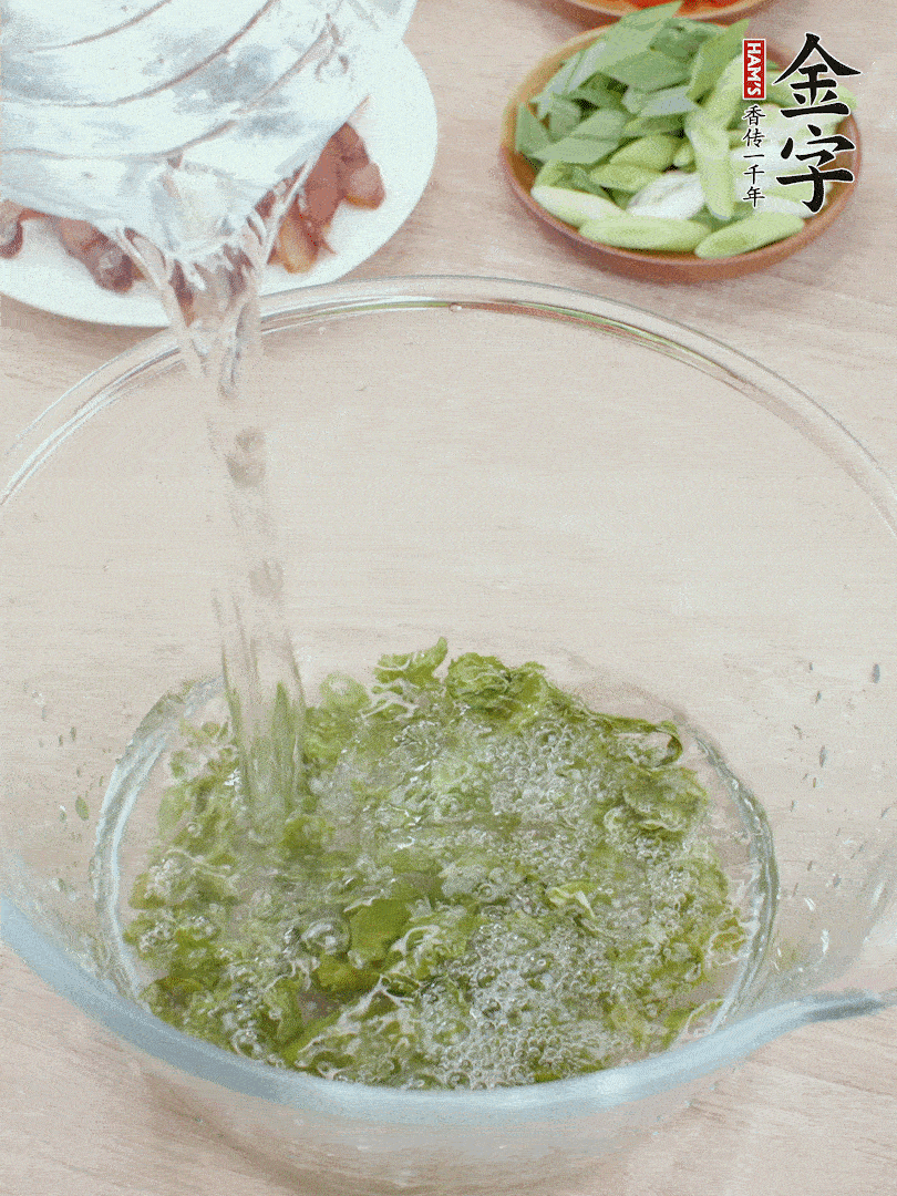 萵筍干溫水泡2小時(shí)，青紅辣椒切圈，姜切片，青蒜斜切段。