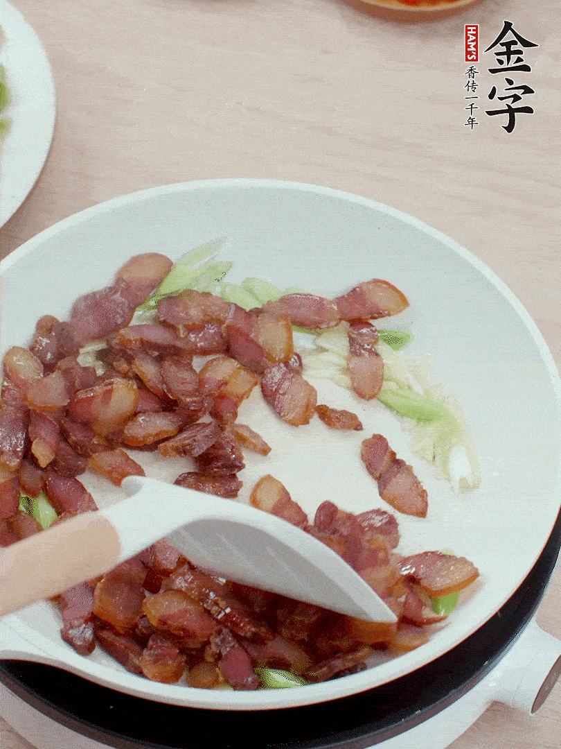 鍋中少許油，姜、蒜白爆香，下臘肉煸出油脂。