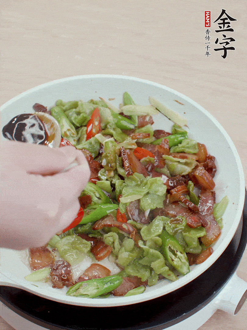 2勺生抽調(diào)味，最后撒蒜葉。