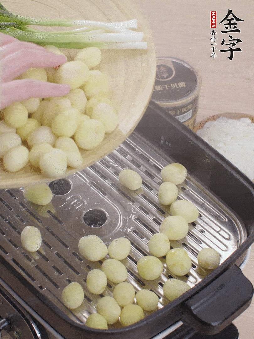 去皮小土豆蒸熟。