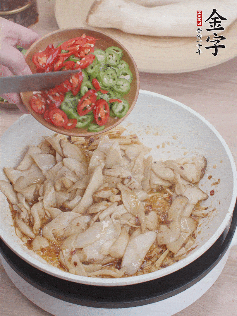下杏鮑菇、青紅辣椒炒出香味。