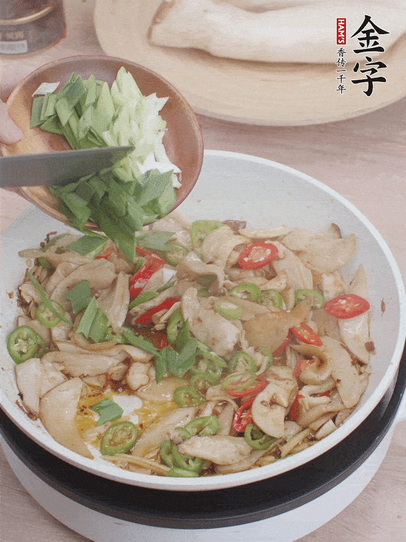 淋少許料酒、最后放大蒜葉。